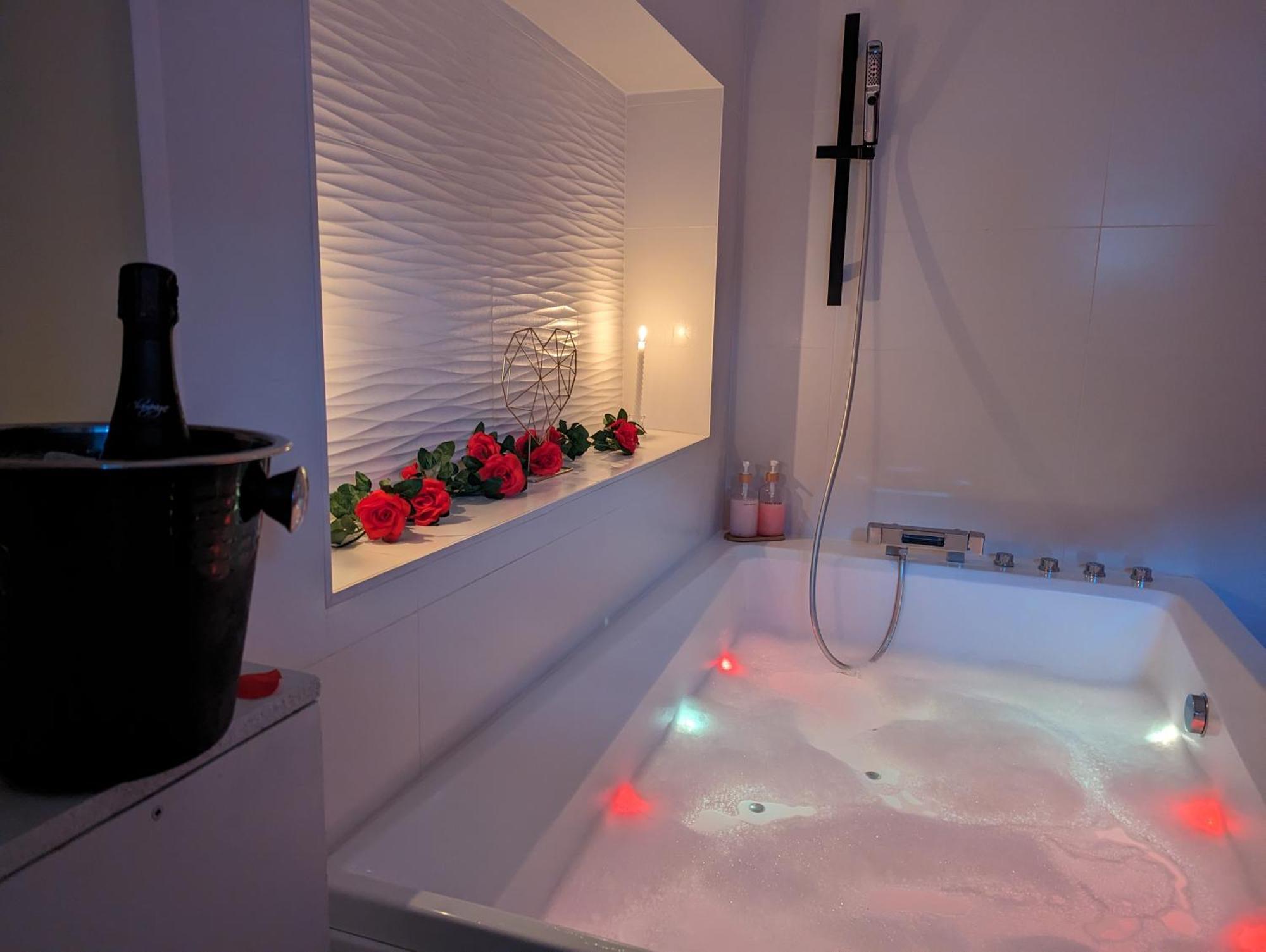 Love Room Perpignan Jacuzzi & Ambiance Romantique Villeneuve-de-la-Raho Luaran gambar