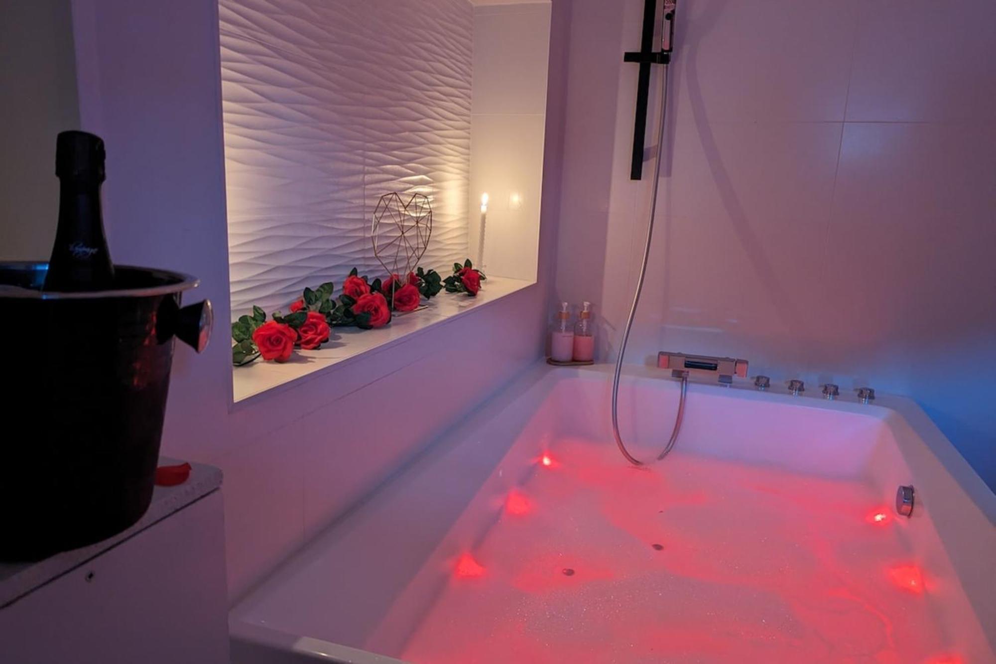 Love Room Perpignan Jacuzzi & Ambiance Romantique Villeneuve-de-la-Raho Luaran gambar